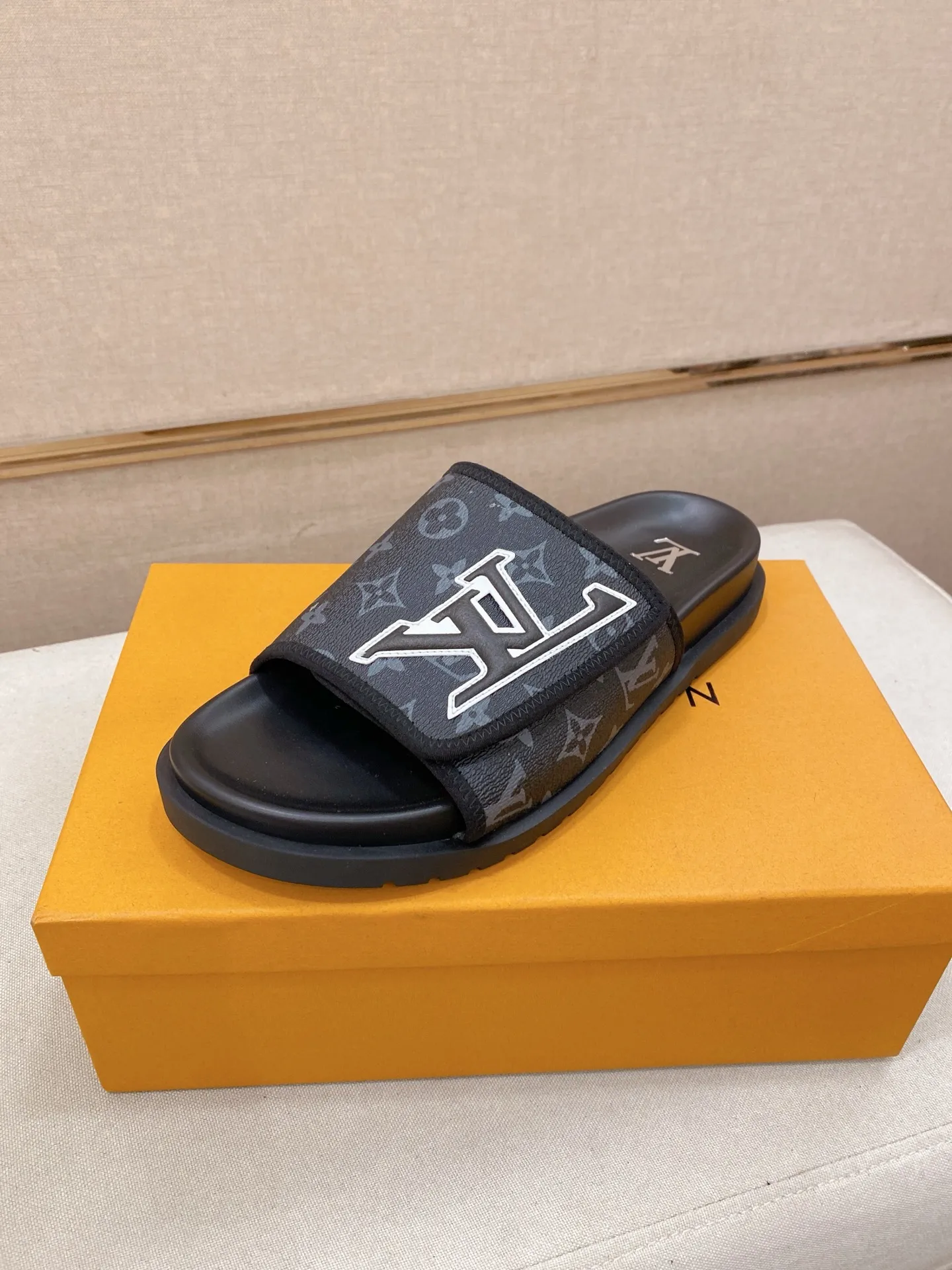 Men's shoes💰: 320💰Made by LV🔍Top purchasing agent, men's spring and summer slippers are available at the same counter. The uppers are made of cowhide imported from Italy, with logo graphics and high-quality craftsmanship. Soles: original soles specially provided by the original factory. Exclusive molded soles are super comfortable. Original goods with single order, 🔍🔍high quality, you can enter and exit the counter at will. Welcome to compare, code number 38-44. Can be customized45